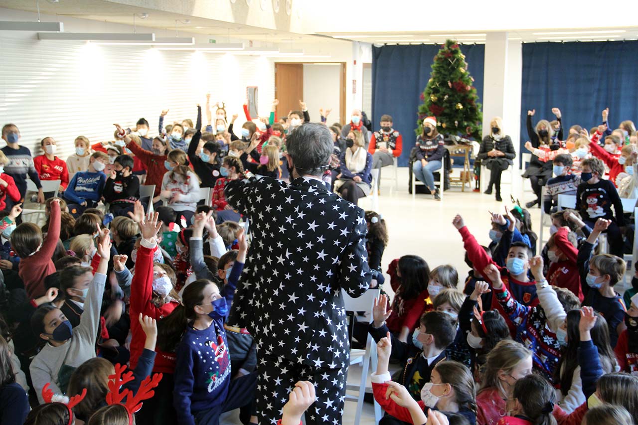magician 2021 21 - Christmas Fun Brings the Whole School Together